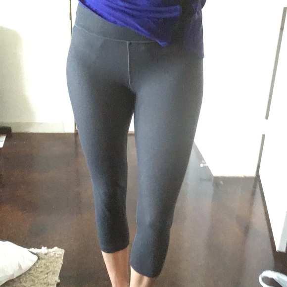 Under Armour gray Capri leggings Sz SM/P - Picture 2 of 4